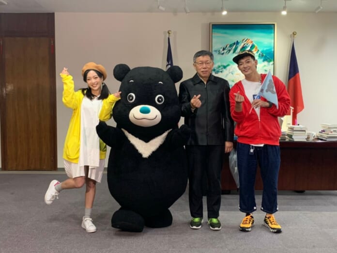 威廉（右起）、台北市長柯文哲、熊讚、貝童彤開心同框。（TVBS提供）