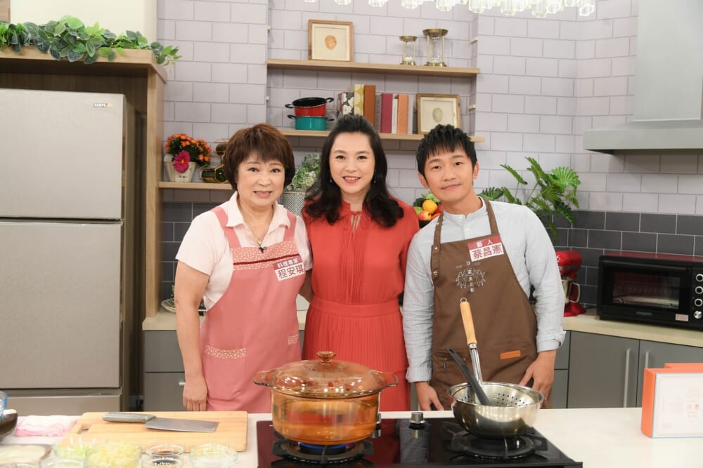 料理大師程安琪（左起）、張鳳書、蔡昌憲開心同框。（三立提供）