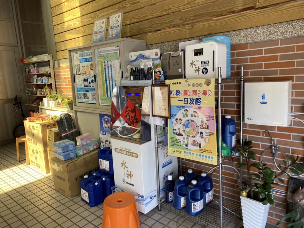 加水站加水請攜帶水神專用桶，如圖中藍色桶子。(台北水神事業部提供)