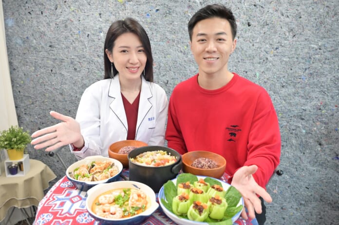 游書庭（右）力邀同門氣質營養師劉家芸打造健康年菜。（艾迪昇傳播提供）