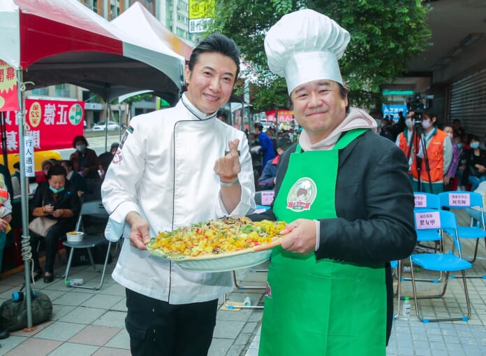 陳鴻（左）、瞿友寧攜手做菜。（粘耿豪攝）