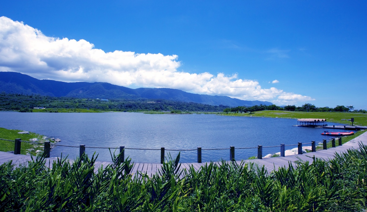 池上「大坡池」，沿著步道走，可欣賞湛藍天空與澄淨的池面。（日暉國際渡假村提供）