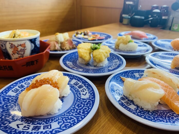 藏壽司限時7天舉辦「鮭貝賞味祭」，推出12道限定料理。（吳奕萱攝）
