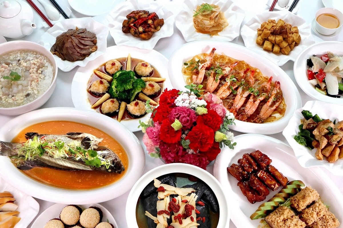 板橋凱撒大飯店於5月1日至9日推出「愛獻媽咪 幸福食光」優惠，3樓家宴中餐廳提供限定桌席。（板橋凱撒大飯店提供）