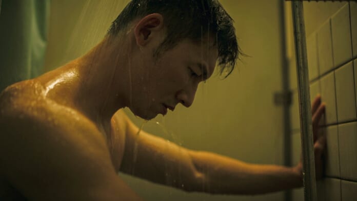 溫昇豪在戲中赤裸上半身淋浴。（公視、myVideo提供）