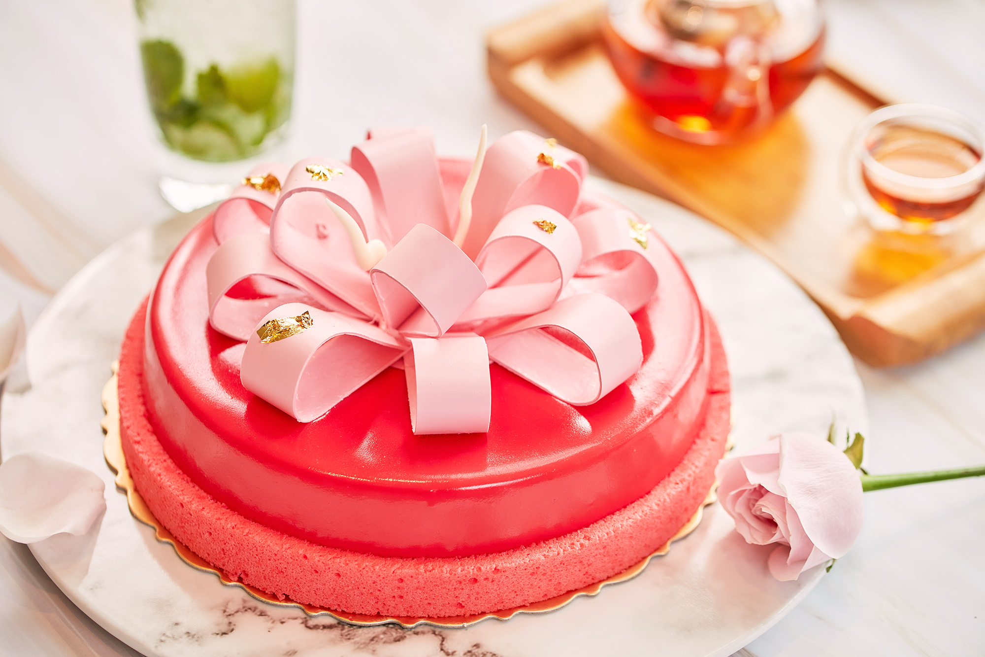 台北新板希爾頓酒店推出母親節蛋糕「柚見莓好」，以健康為主調。（台北新板希爾頓酒店提供）