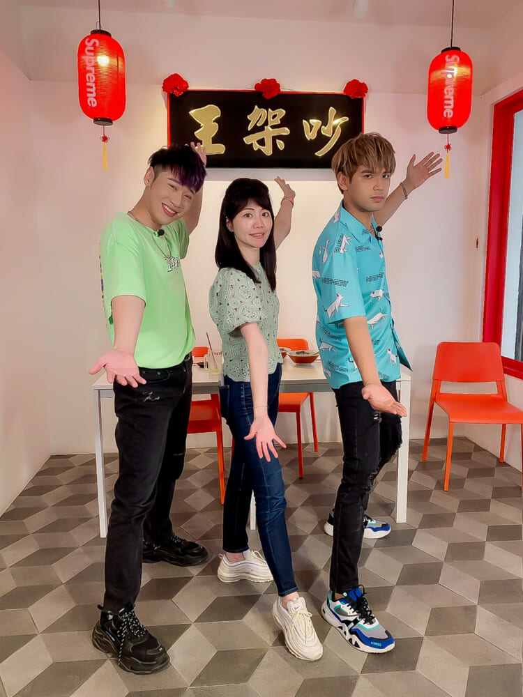 小賴（左起）、高嘉瑜與陳零九相見歡。（TVBS提供）