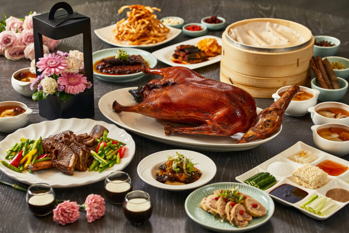 台北新板希爾頓酒店「青雅」中餐廳母親節桌菜，必點（中）青雅招牌嫣紅鵝。（台北新板希爾頓酒店提供）