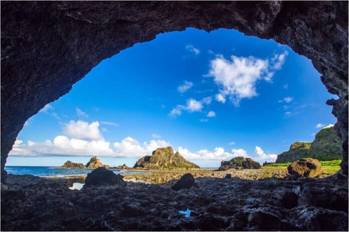 綠島藍洞淺水探險活動，遊客嗨玩暑氣全消。（易飛網提供）