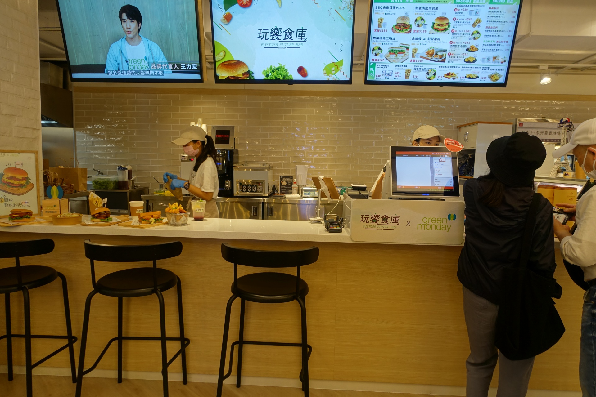 「玩饗食庫」為綠色蔬食複合式餐飲店。（黃采薇攝）