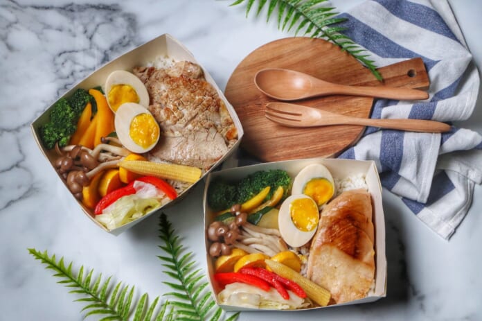板橋凱撒大飯店推出「鮮蔬雞肉餐盒」、「鮮蔬豬肉餐盒」。（板橋凱撒大飯店提供）