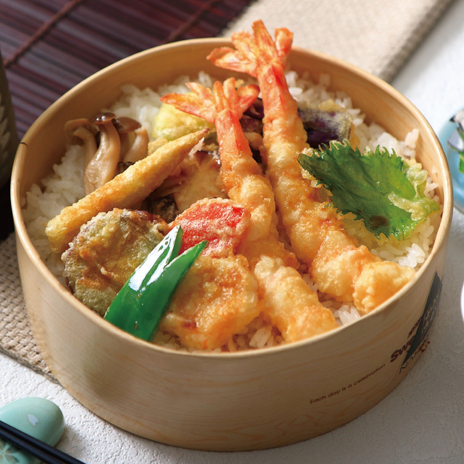 台北老爺酒店推出單人份炸蝦便當，外脆內鮮甜的現炸鮮蝦，搭配多種時蔬天婦羅。（台北老爺酒店提供）