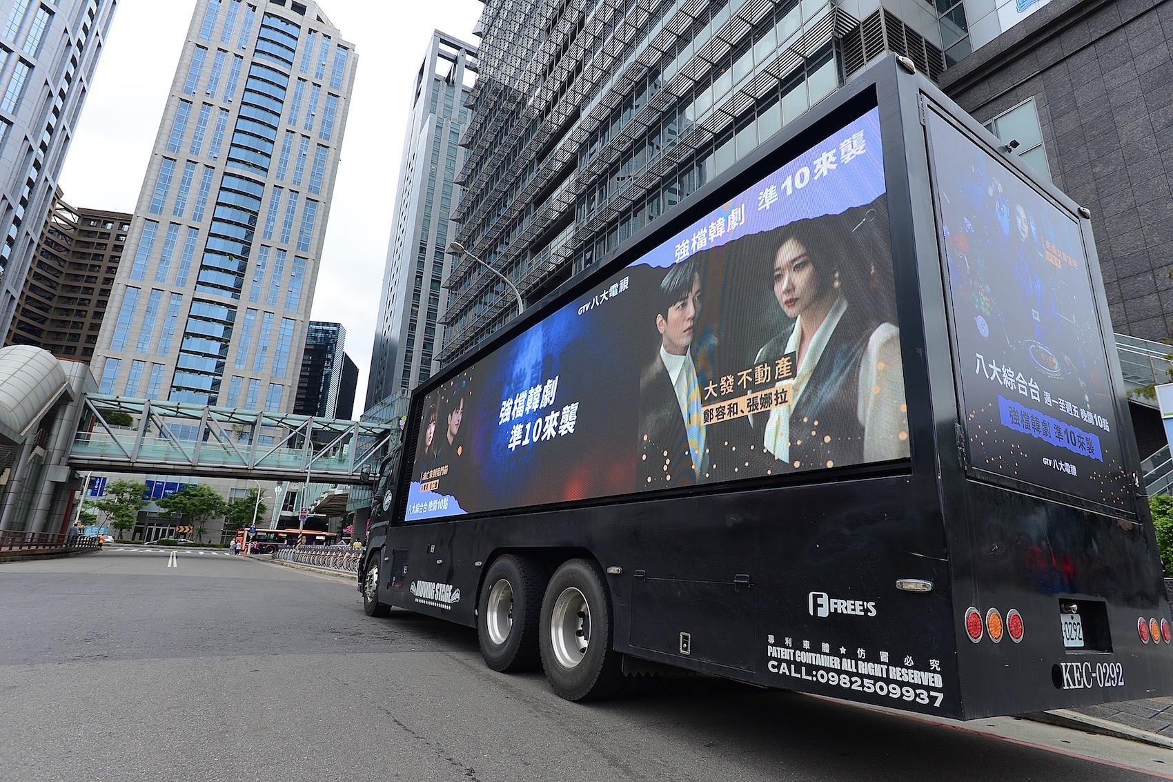 八大電視包下巨型行動廣告車在大台北街頭宣傳。（八大提供）