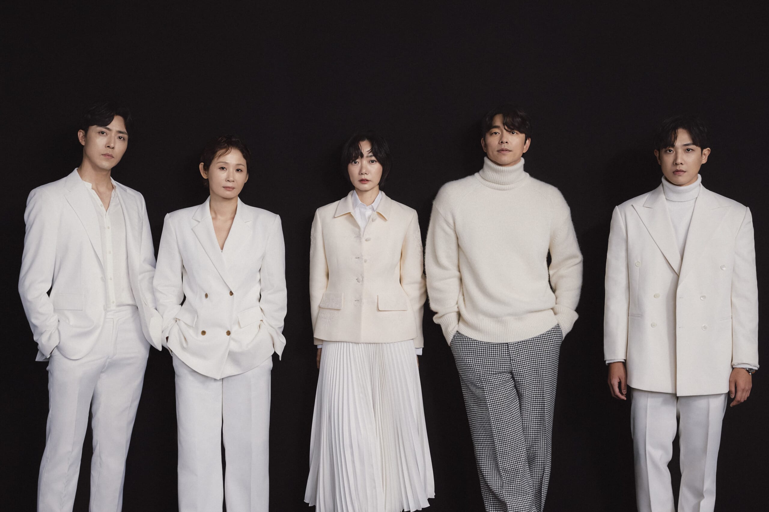 李準（右起）、孔劉、裴斗娜、金善映、李茂生在劇中一起登上月球。（Netflix提供）