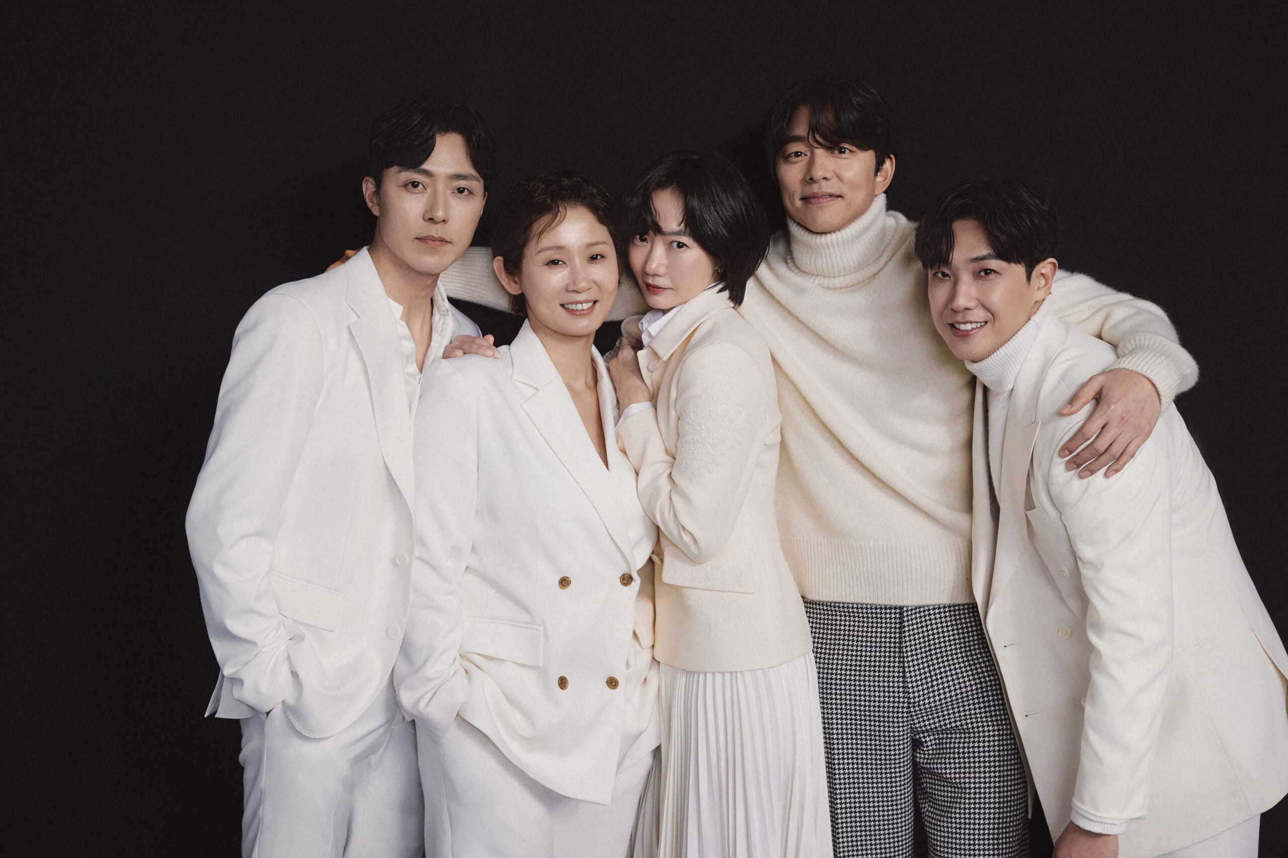 李準（右起）、孔劉、裴斗娜、金善映、李茂生拍戲拍出好感情。（Netflix提供）
