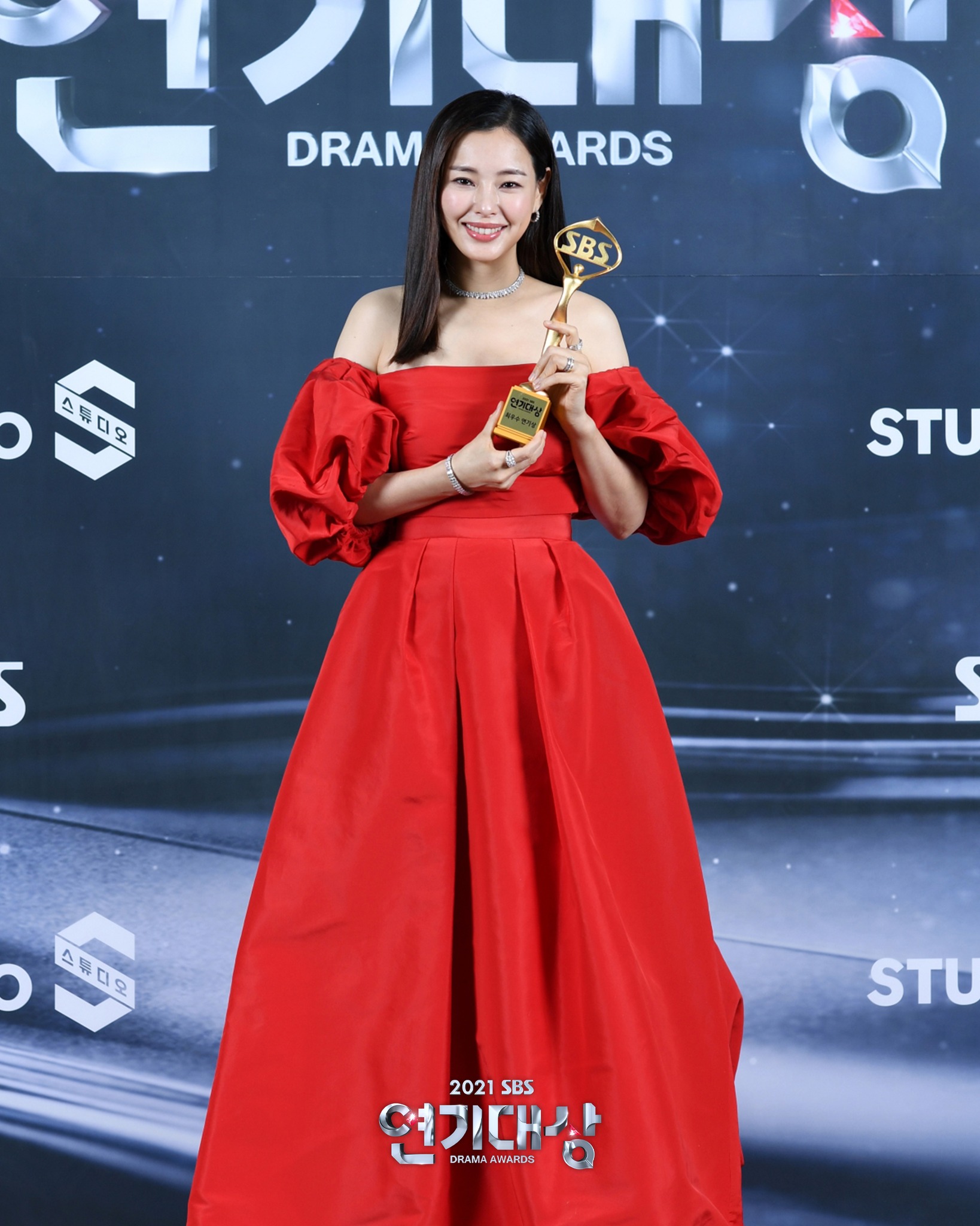 李荷妮婚後首度公開亮相，穿上大紅色禮服相當喜氣。（摘自SBS官方臉書）