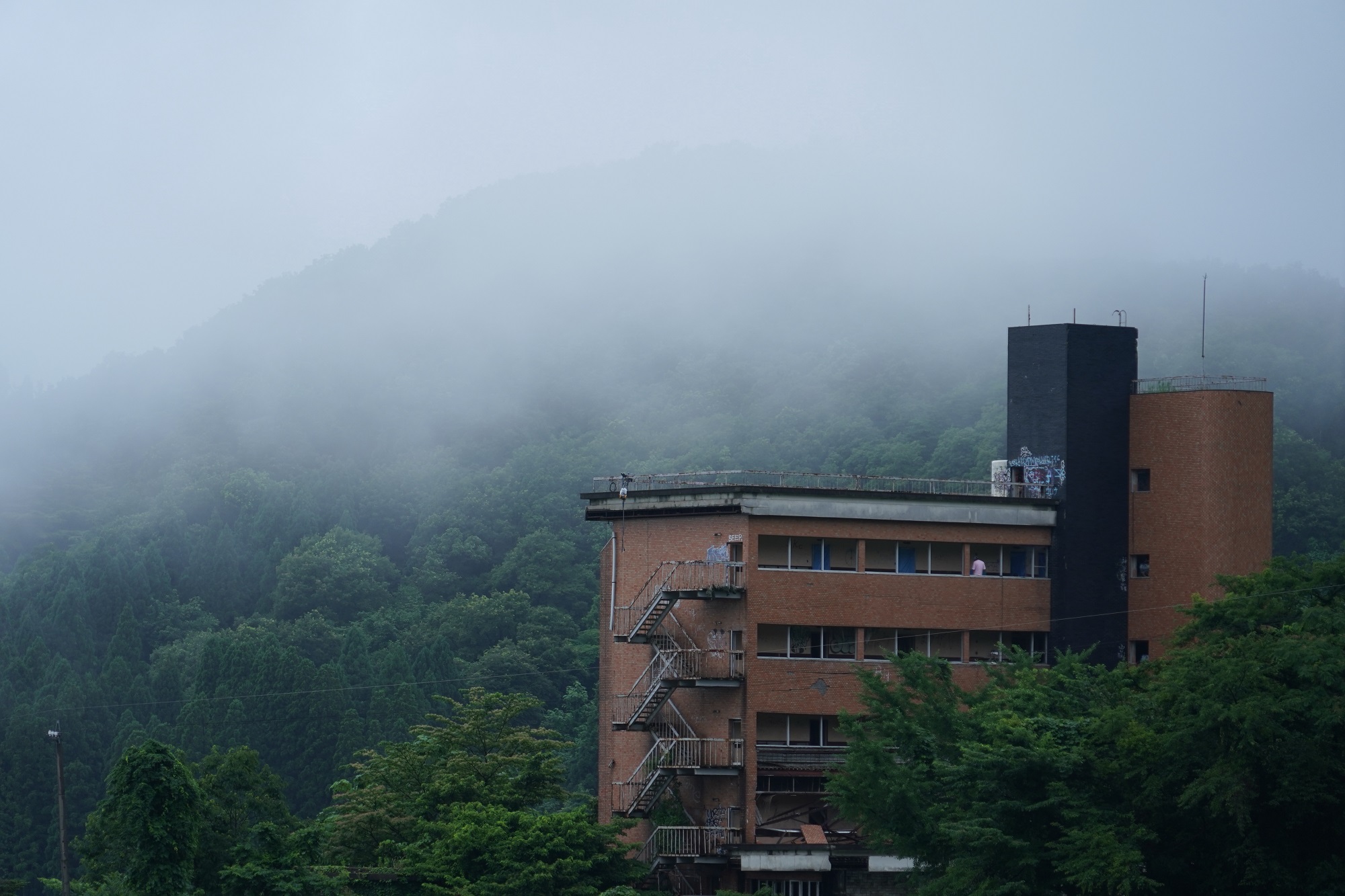 《牛首村》以位在日本富山縣魚津市，被稱為北陸最恐怖靈異景點的「坪野礦泉」做為故事舞臺。（車庫娛樂提供）