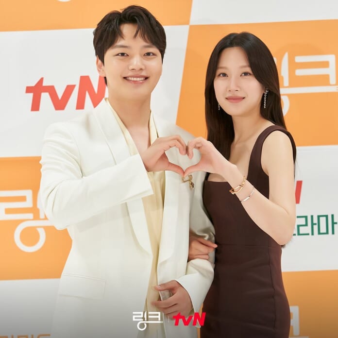 呂珍九（左）、文佳煐暌違13年再合作，主演《盡情吃 用力愛》熱播中。（摘自tvN drama臉書）