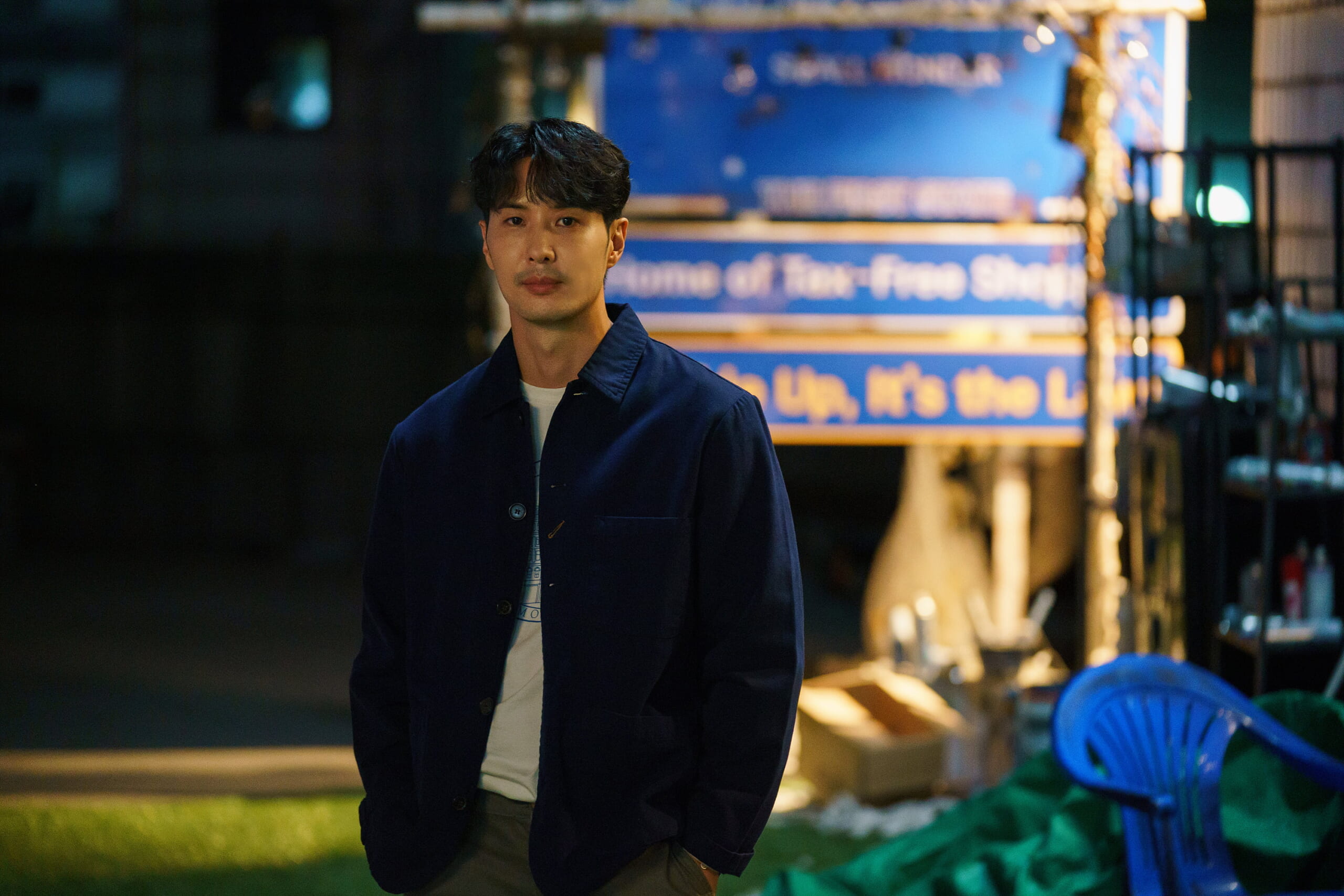 金知碩飾演天才電影導演「李畢約」，一心想挽回與洪藝述的感情。（Disney+提供）