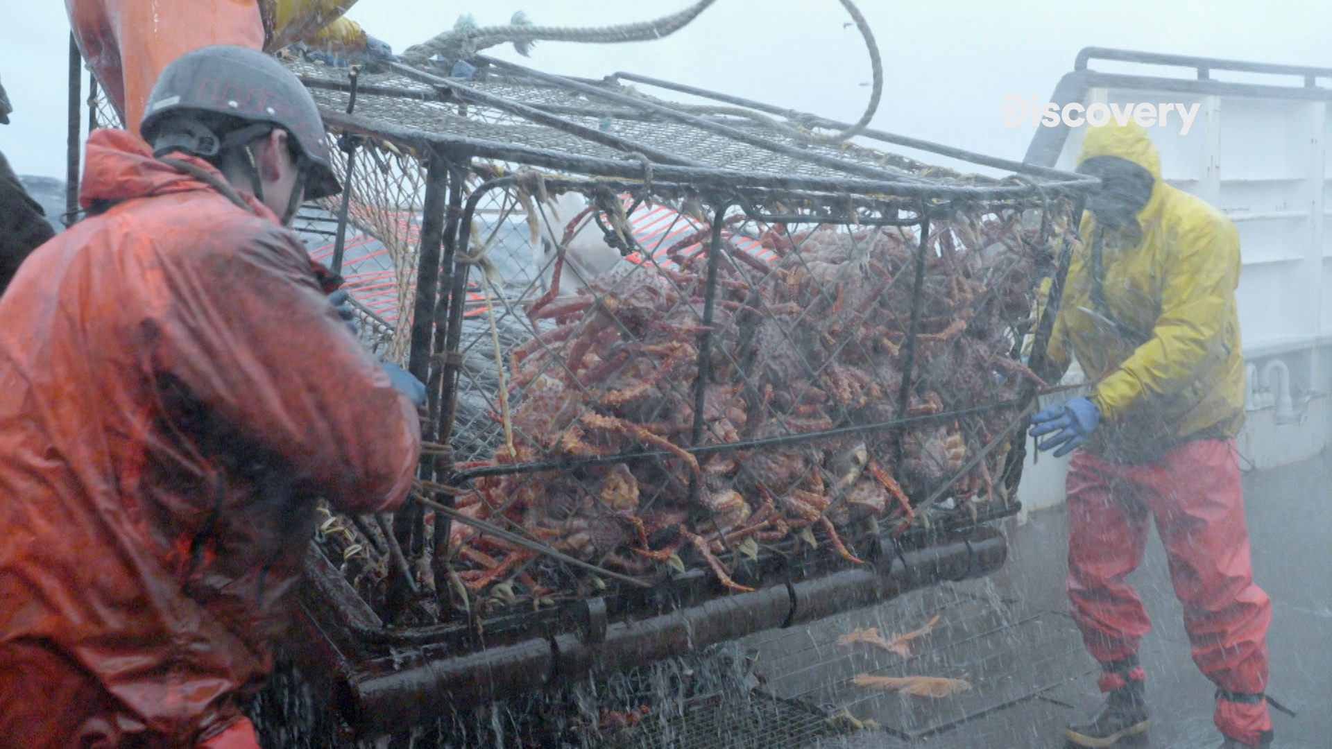 捕蟹工作艱辛，得面對氣候、浪況等各種挑戰。（Discovery提供）