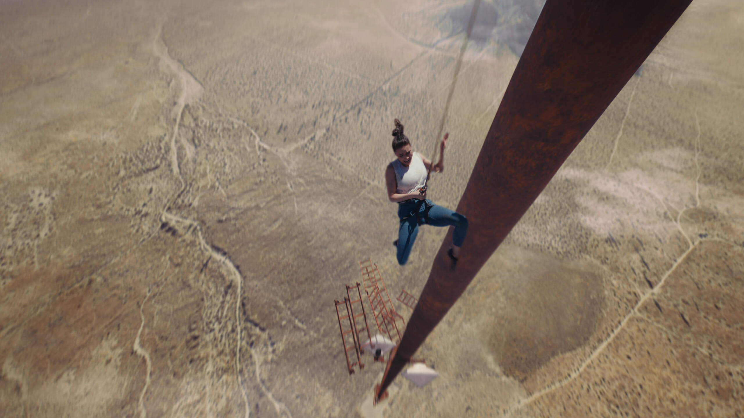 《墜》選在一座20公尺的高塔與平台作為拍攝場景使用。（車庫娛樂提供）