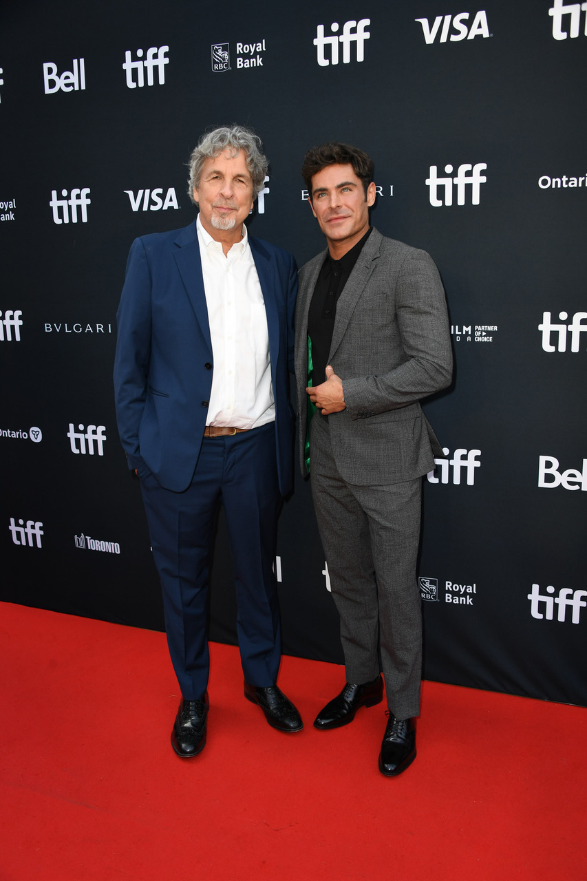 柴克艾弗隆（右）和導演彼得法拉利日前一同出席《在前線乾杯》在多倫多影展的首映會。（Apple TV+提供）