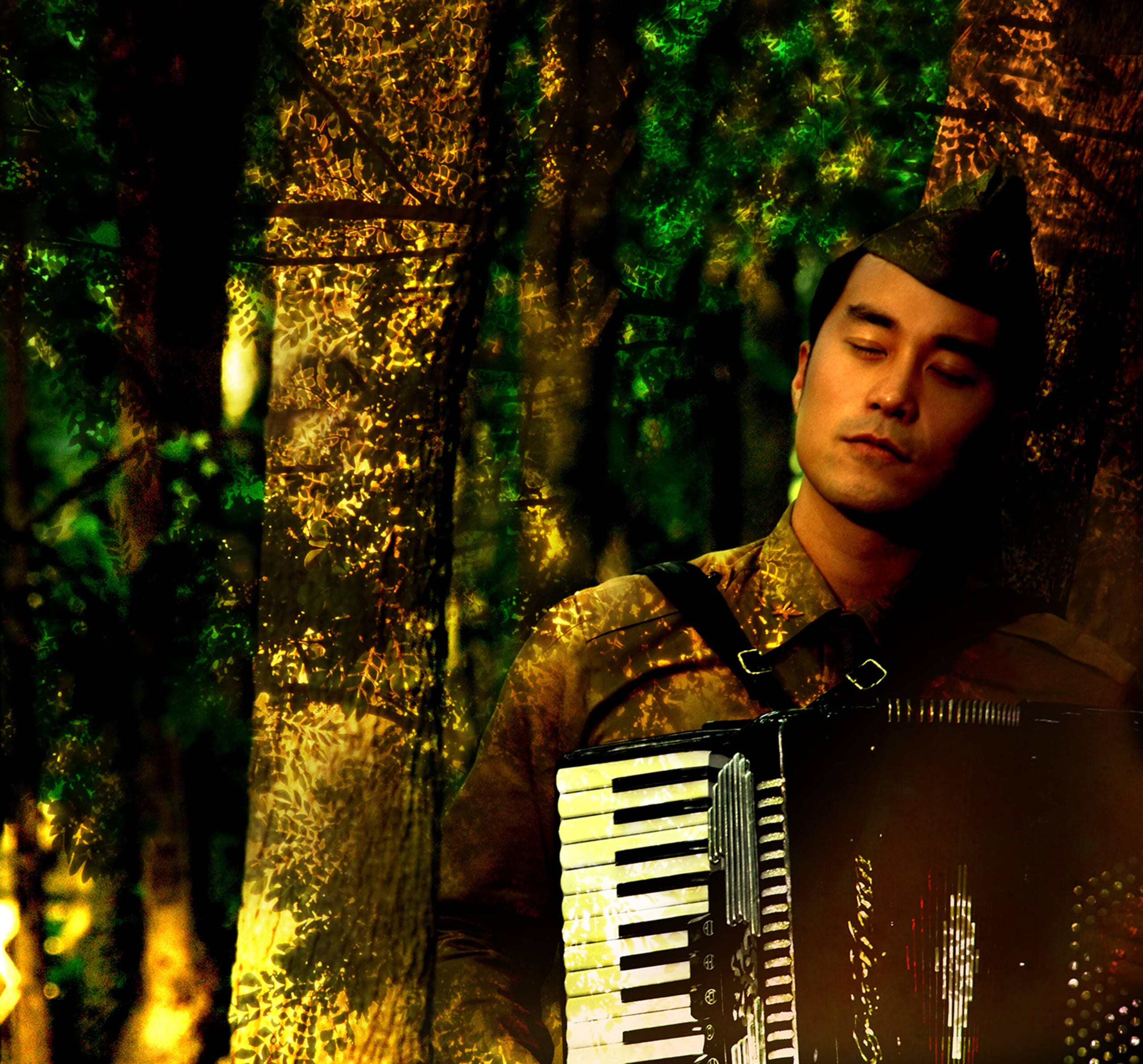 《淚王子》中，張孝全拉手風琴走出樹林的畫面，至今令人印象深刻。（CATCHPLAY提供）