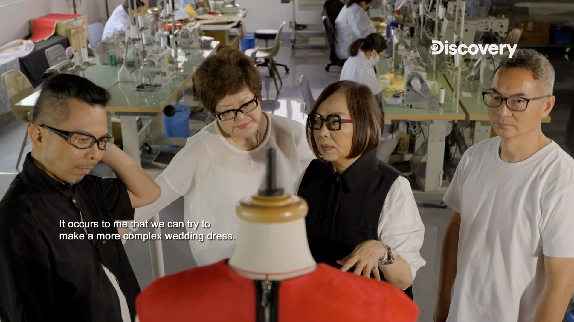 林莉與合作夥伴蕭黛莉等人挑戰以環保布料打造白紗禮服。（Discovery提供）