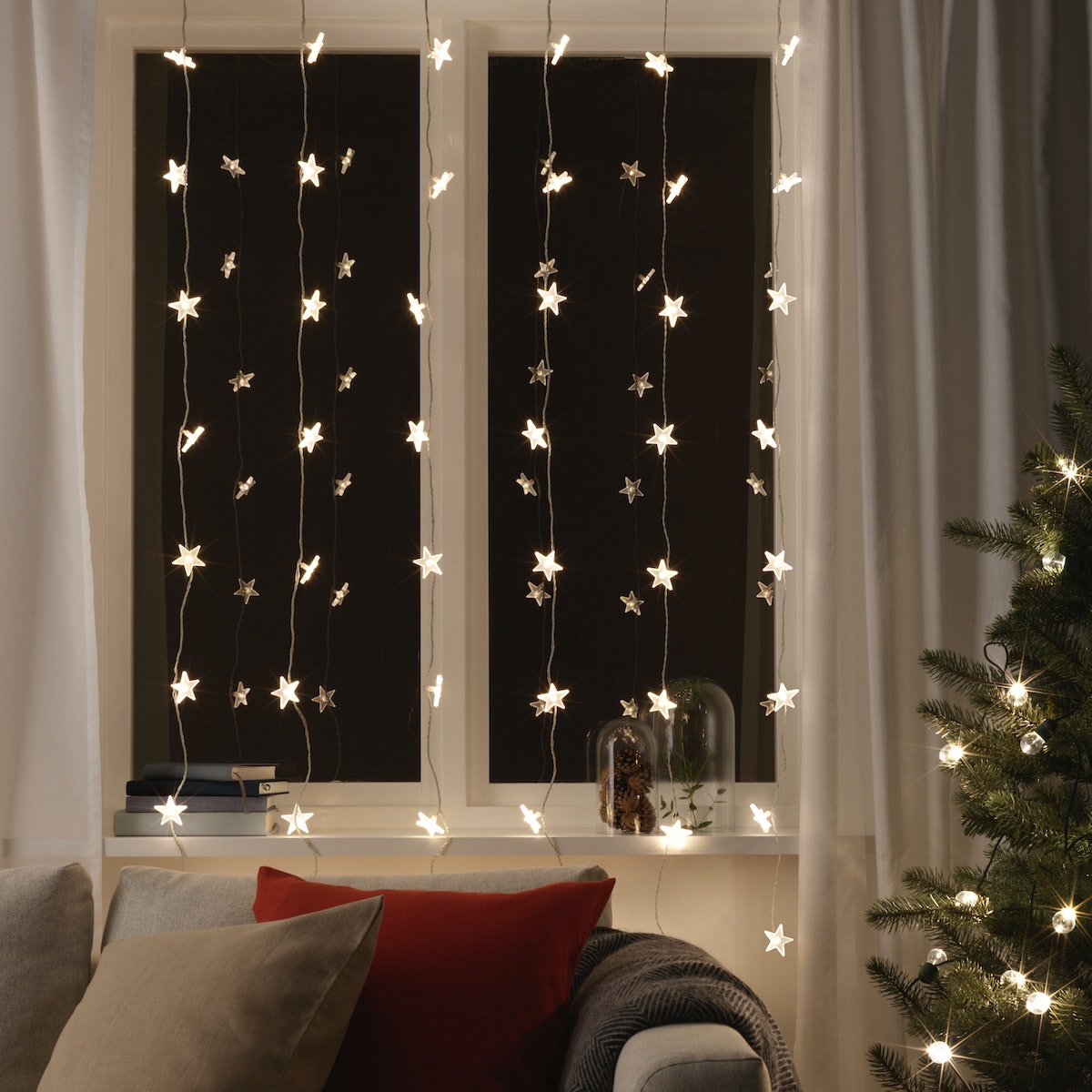 IKEA的星星造型的STRÅLA Led燈簾點亮節慶氛圍。原價879元，特價703元。（IKEA提供）