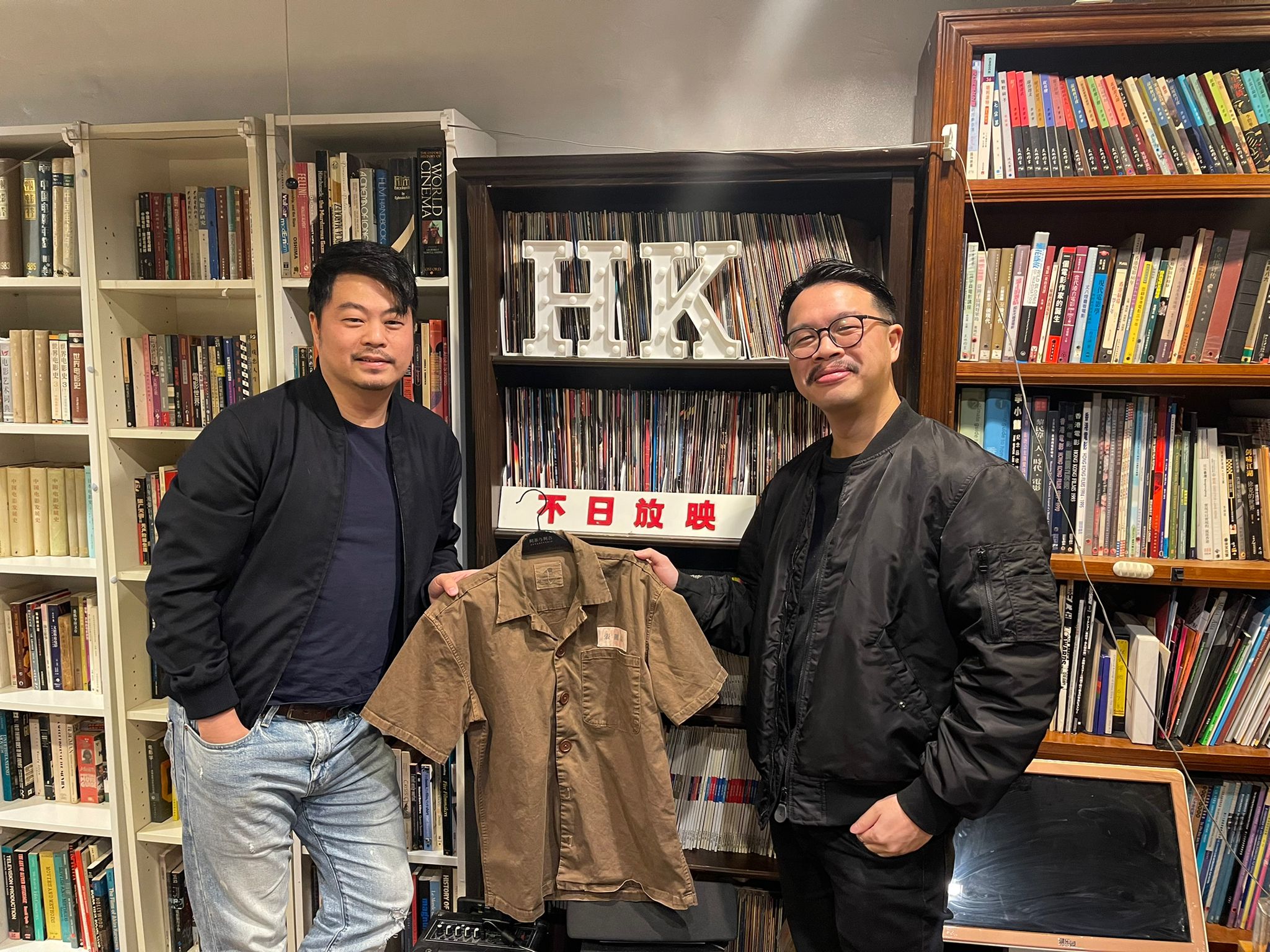 《正義迴廊》監製翁子光（左）、導演何爵天接受台灣媒體訪問。（甲上提供）
