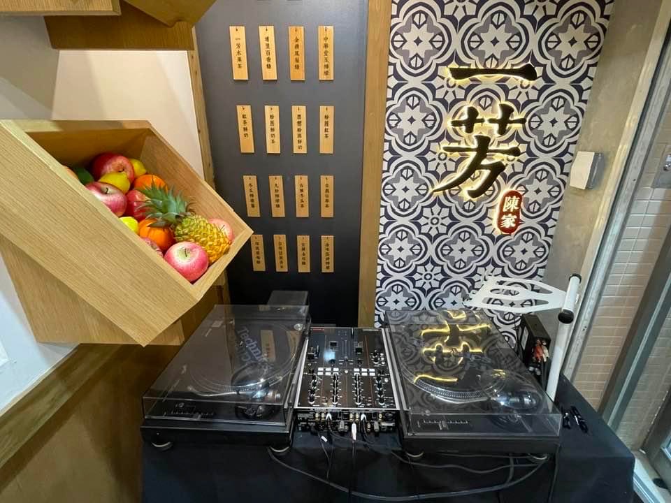 一芳水果茶的淺草雷門店門口，週末有DJ打碟炒熱氣氛，相當獨特。（古明弘攝）