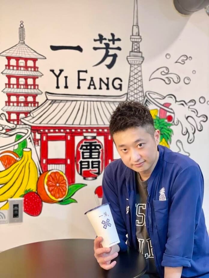香港人SAVIOUR在東京淺草雷門加盟台灣的「一芳水果茶」靠外送訂單撐過疫情。（古明弘攝）