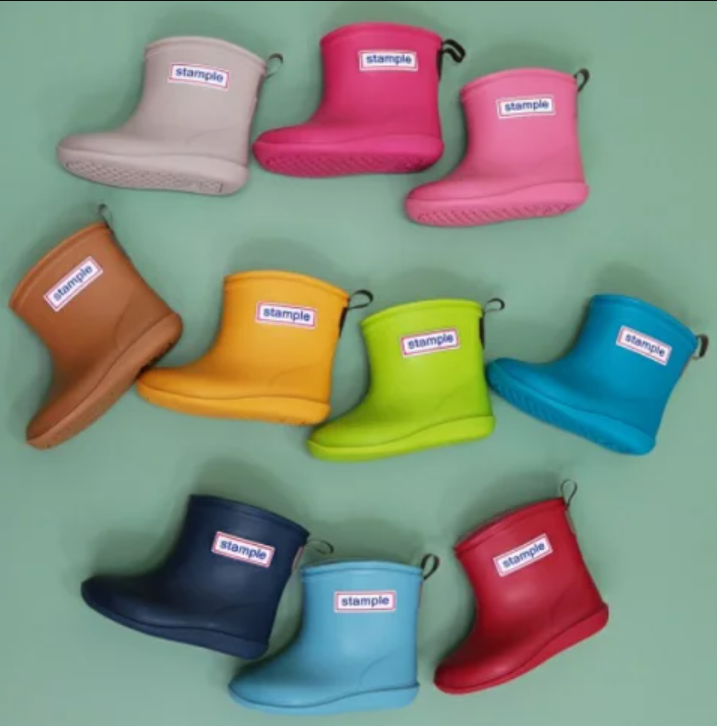 日本製stample兒童輕雨鞋，原價790元，特價695元。（樂天市場提供）