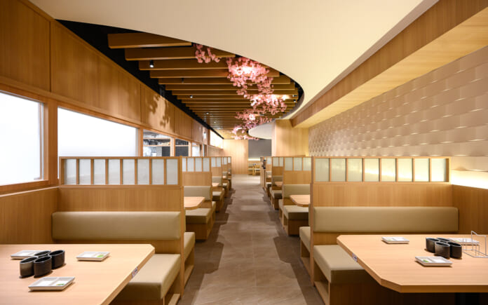 若櫻壽司日系禪風用餐環境通透明亮，店內提供120席座位。（DON DON DONKI提供／古明弘台北傳真）
