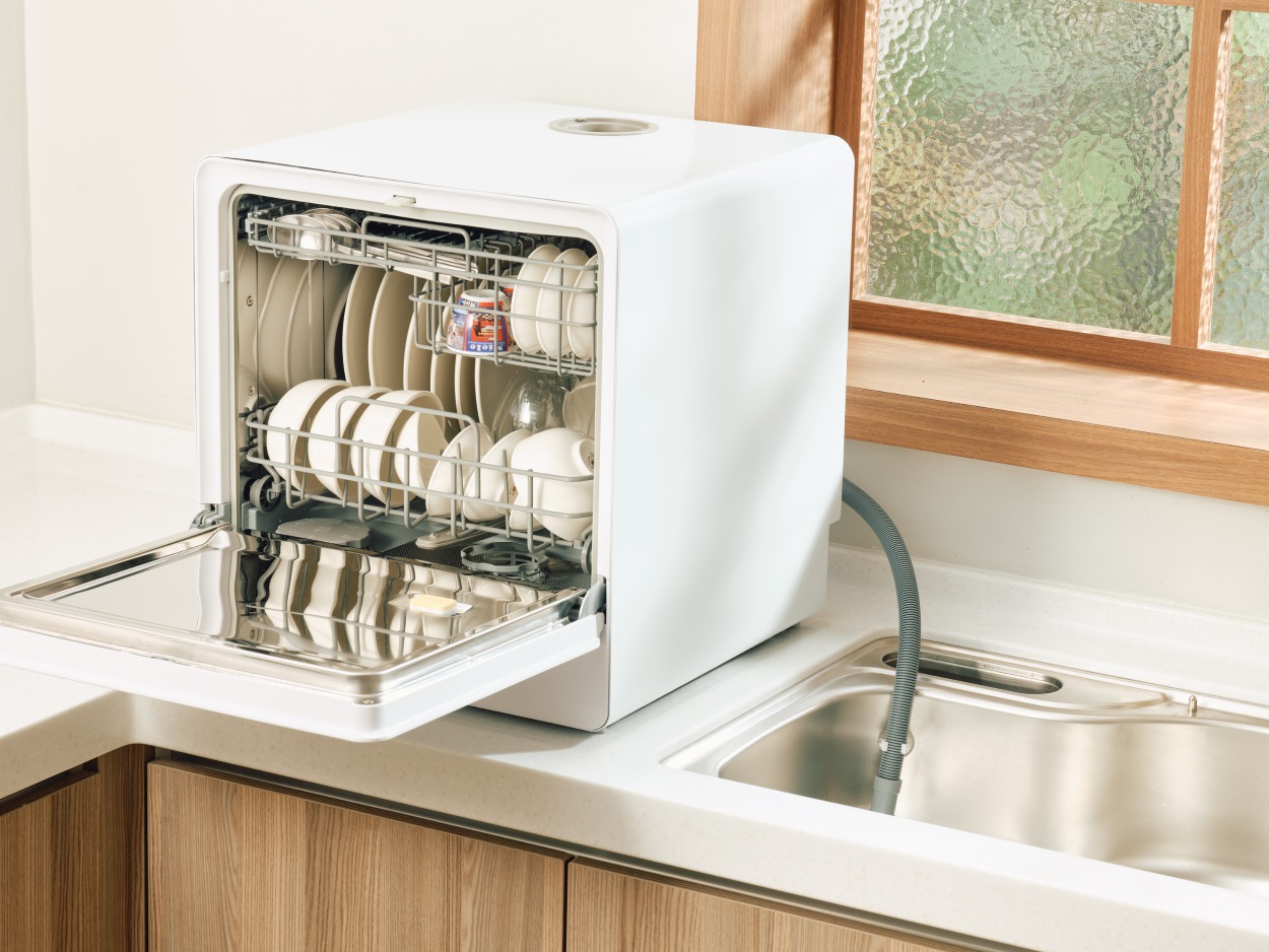 嘉儀KE桌上型洗碗乾燥機適合5至6人的小家庭使用，可放置48件餐具。（嘉儀提供／古明弘台北傳真）