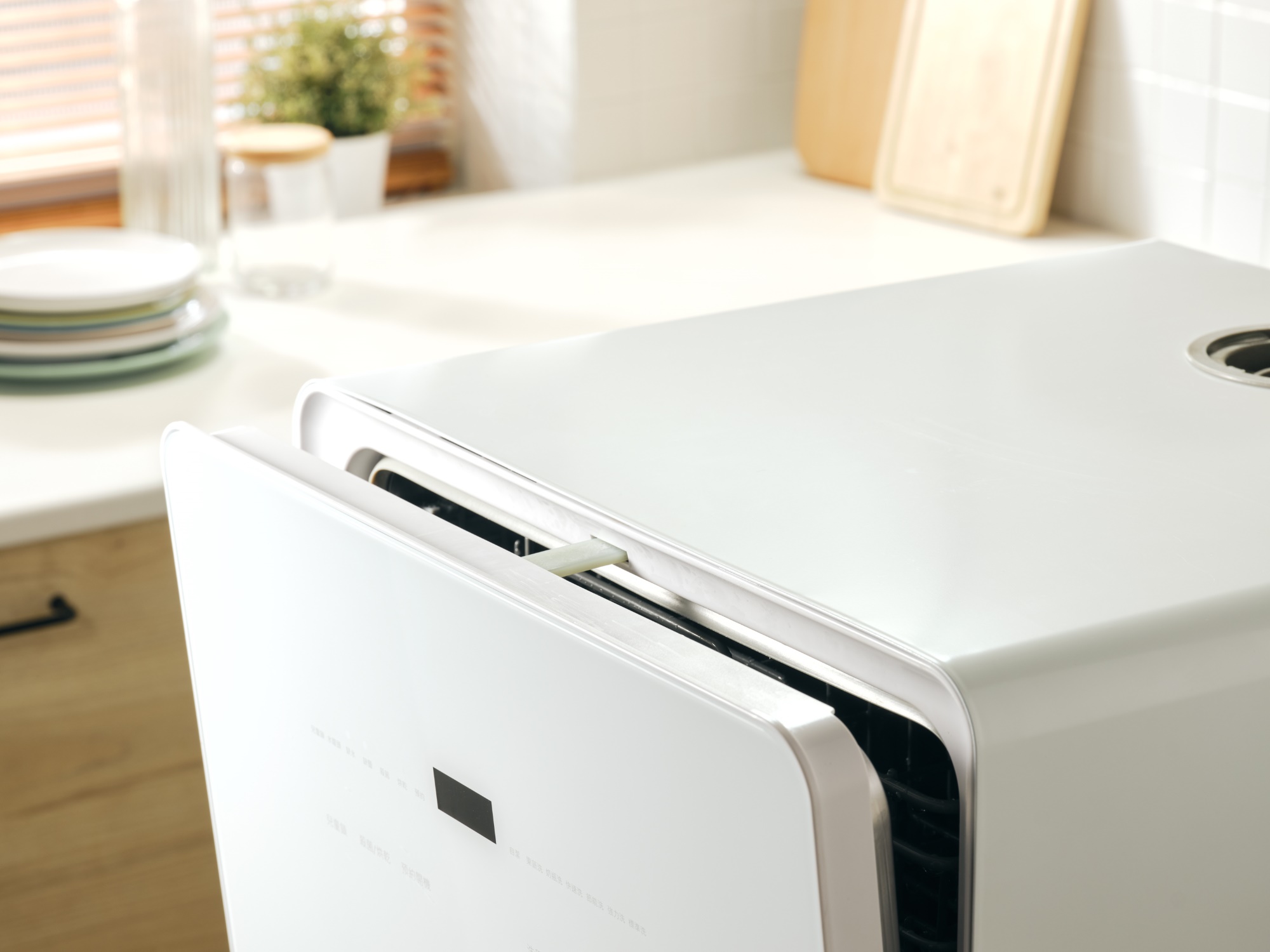 嘉儀KE桌上型洗碗乾燥機具備自動開門烘乾與自動關門除菌功能，讓使用碗盤更加安心。（嘉儀提供／古明弘台北傳真）