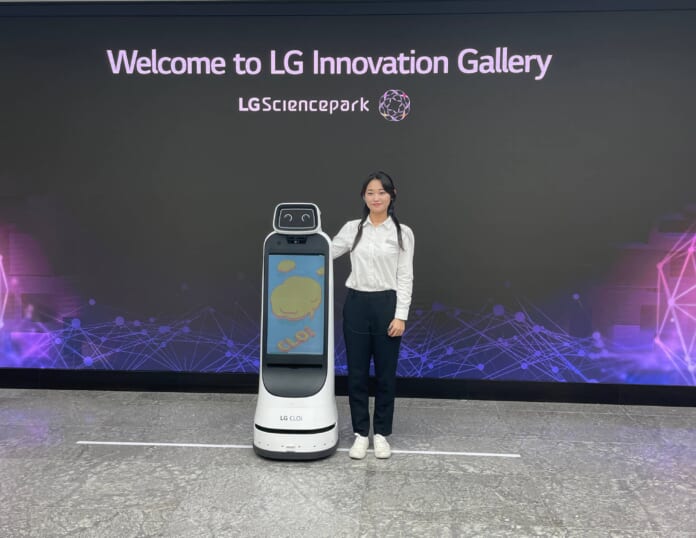 LG在首爾的科學園區Science Park展示機器人CLOi。（古明弘攝）