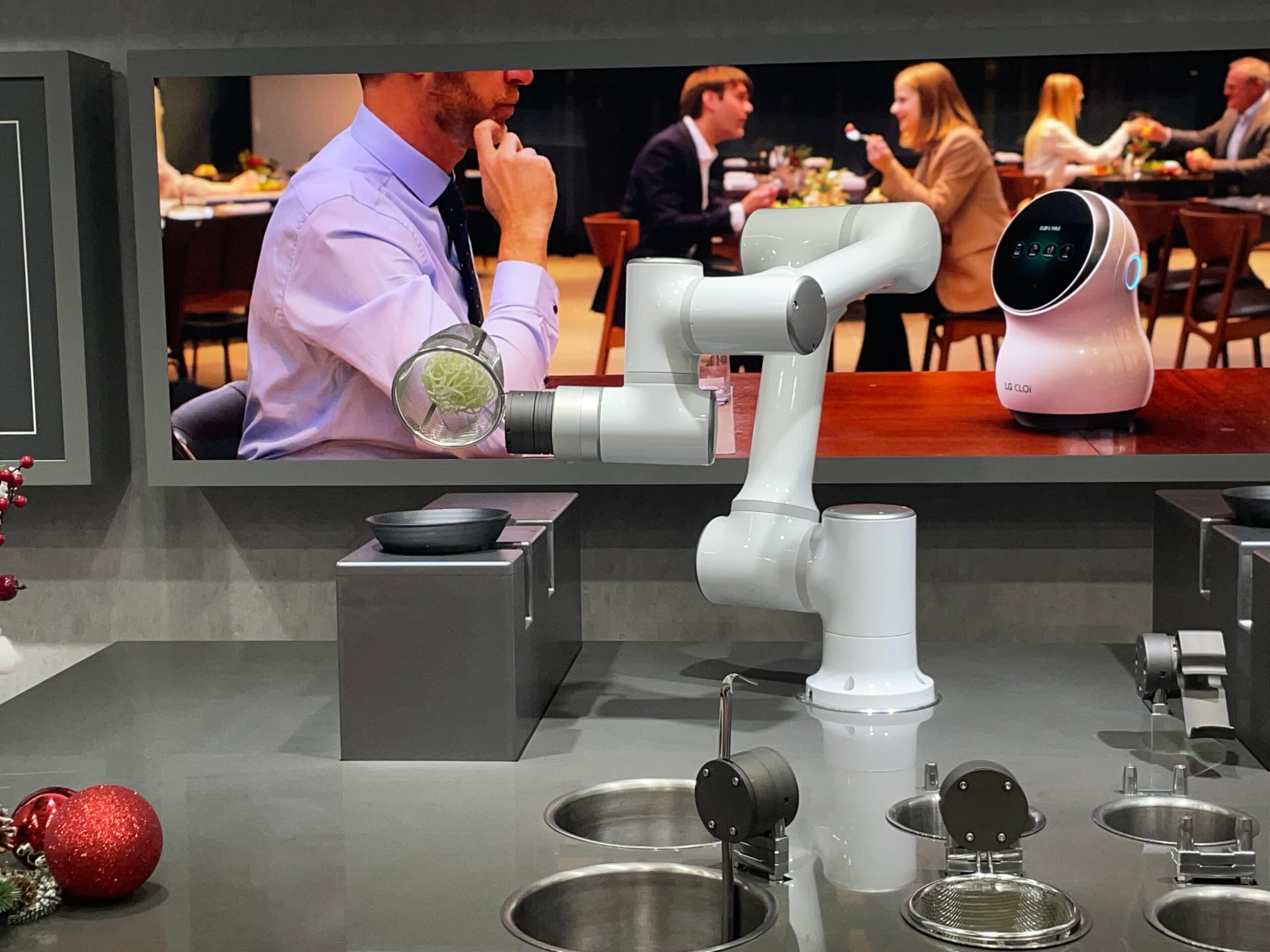 LG研發的機器人已運用在餐飲業，包辦高溫和重複性的工作，圖為煮麵的機器人。（古明弘攝）
