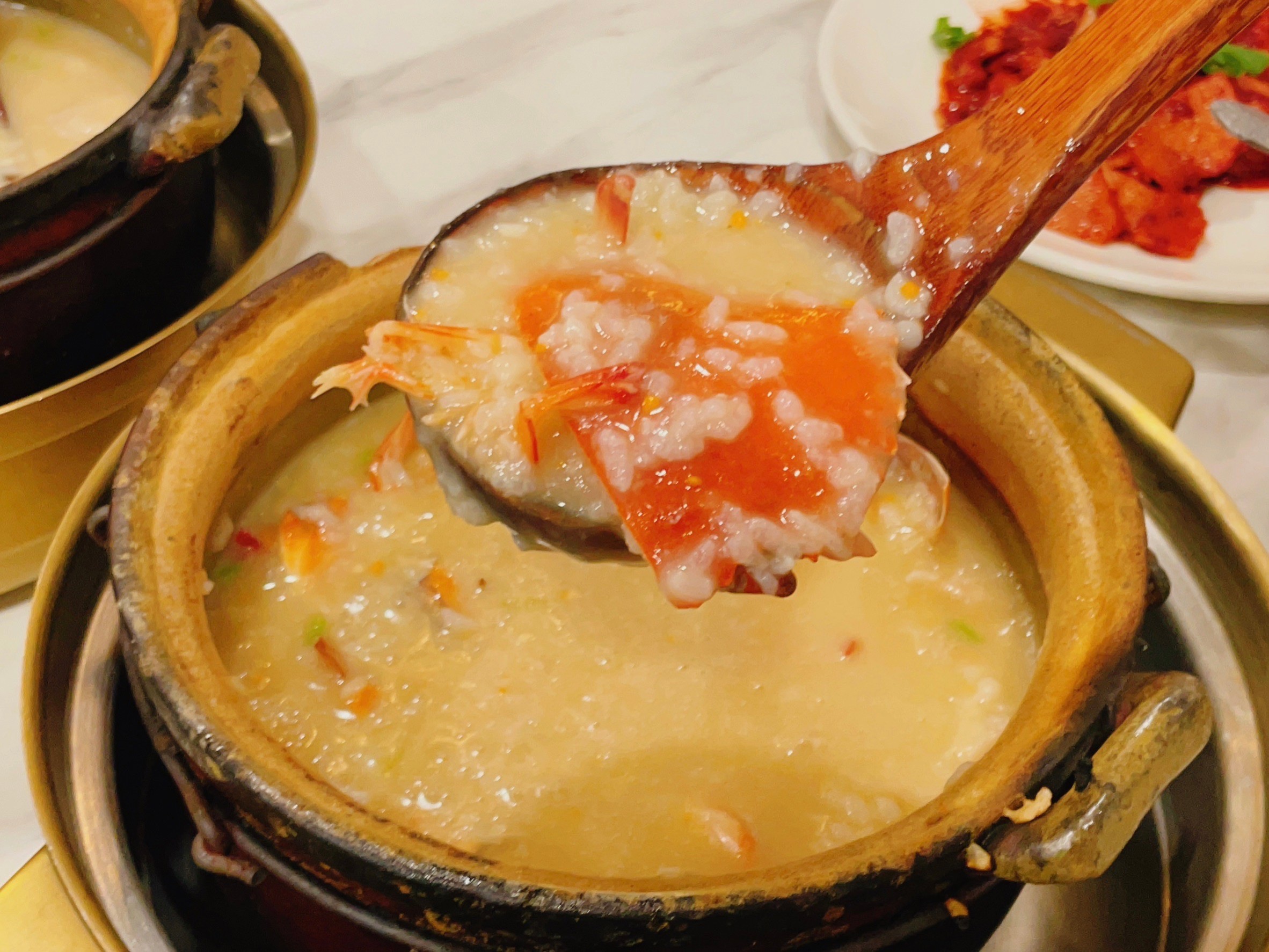 稻香園的「招牌膏蟹粥」以每隻都帶膏的紅蟳入料，且鮮蝦Q彈讓整體更顯海味十足。（朱世凱攝）