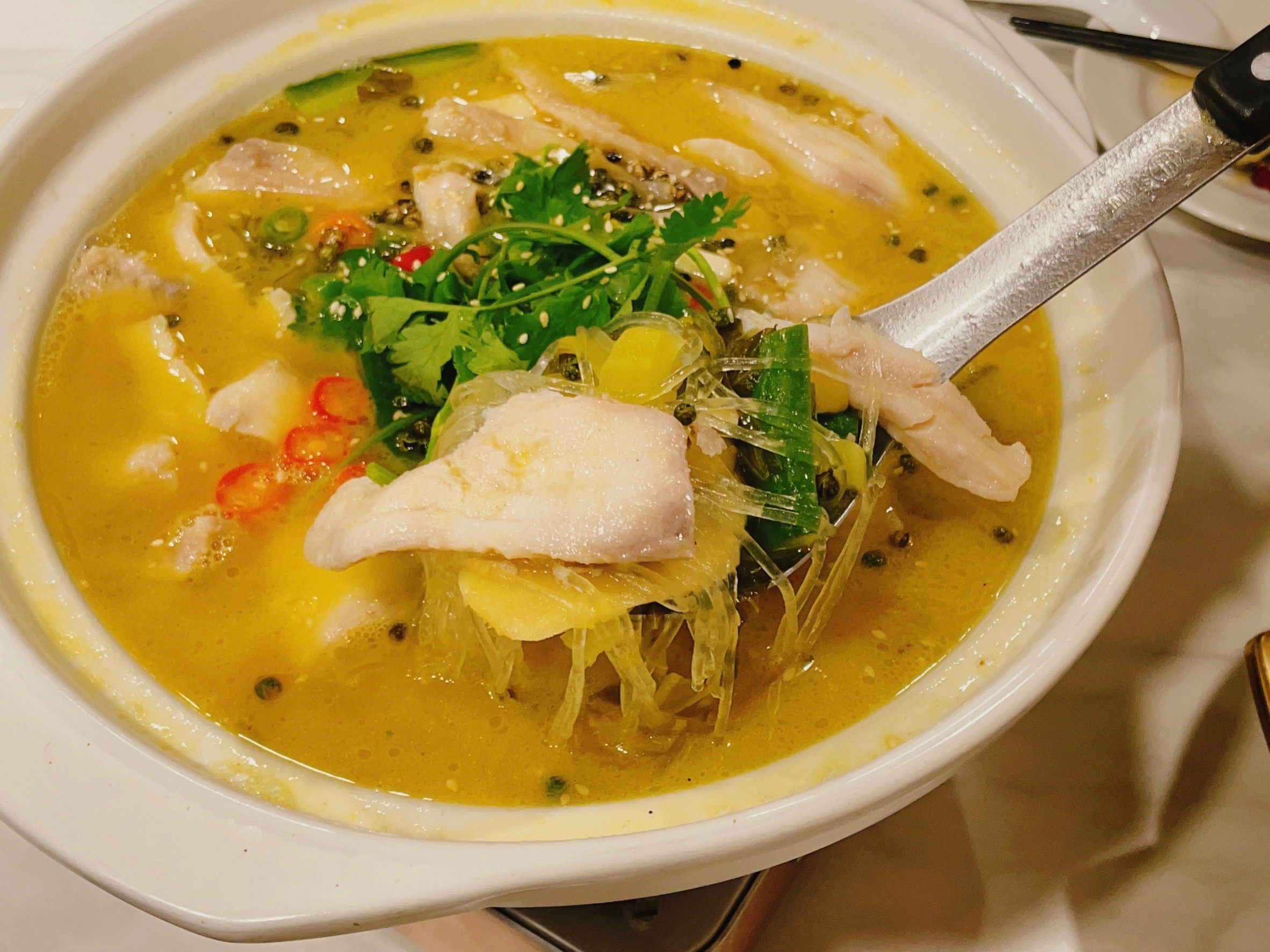 稻香園「金湯酸菜魚」是全台首創菜色，以南瓜熬製呈現金燦燦的視覺感，750元。（朱世凱攝）