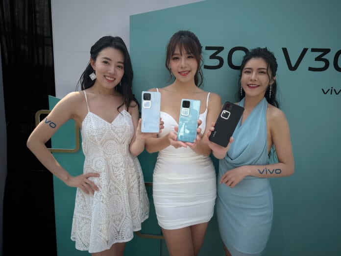 vivo推出V30系列人像旗艦手機，搭載手機史上最大柔光環。（古明弘攝）