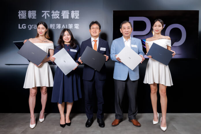 台灣LG電子董事長鄭淵寬（左三）今（27）日帶領團隊，介紹全新的LG gram系列筆電。（LG提供／古明弘台北傳真）