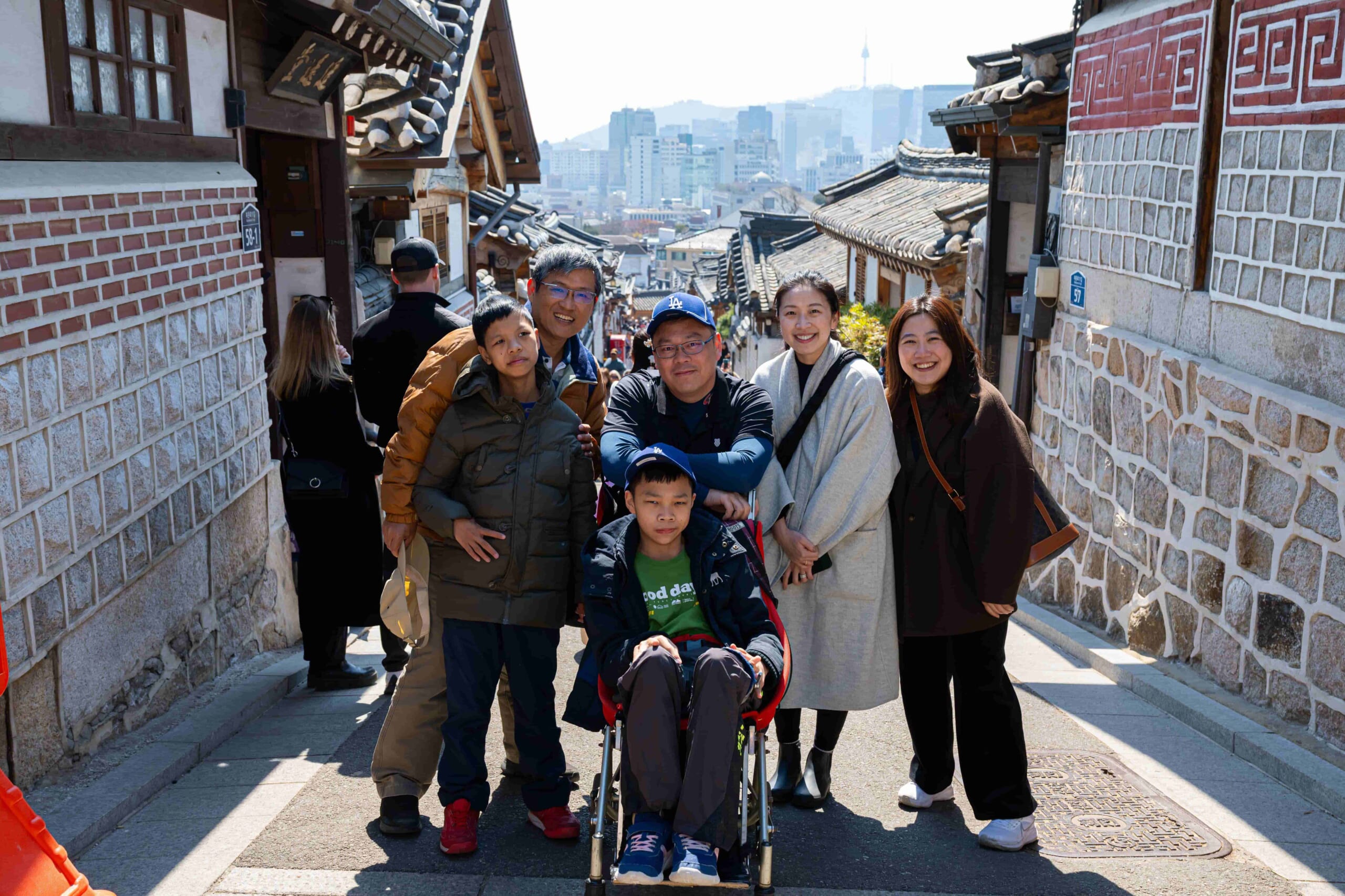 在Coupang酷澎的安排下，罕見小勇士及家人走訪韓國知名歷史景點，體驗並深度學習在地文化與傳統。（酷澎提供／古明弘台北傳真）
