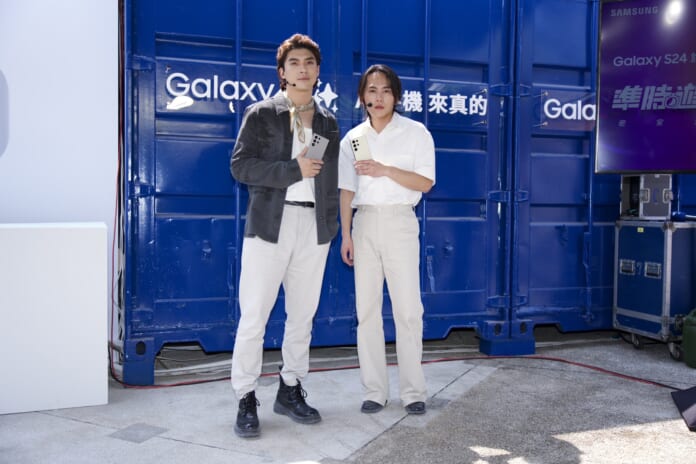 林哲熹（左）和巫建禾出席三星Galaxy 24旗艦系列「準時遊戲」活動，兩人在密室逃脫遊戲中體驗手機的AI功能。（吳松翰攝）