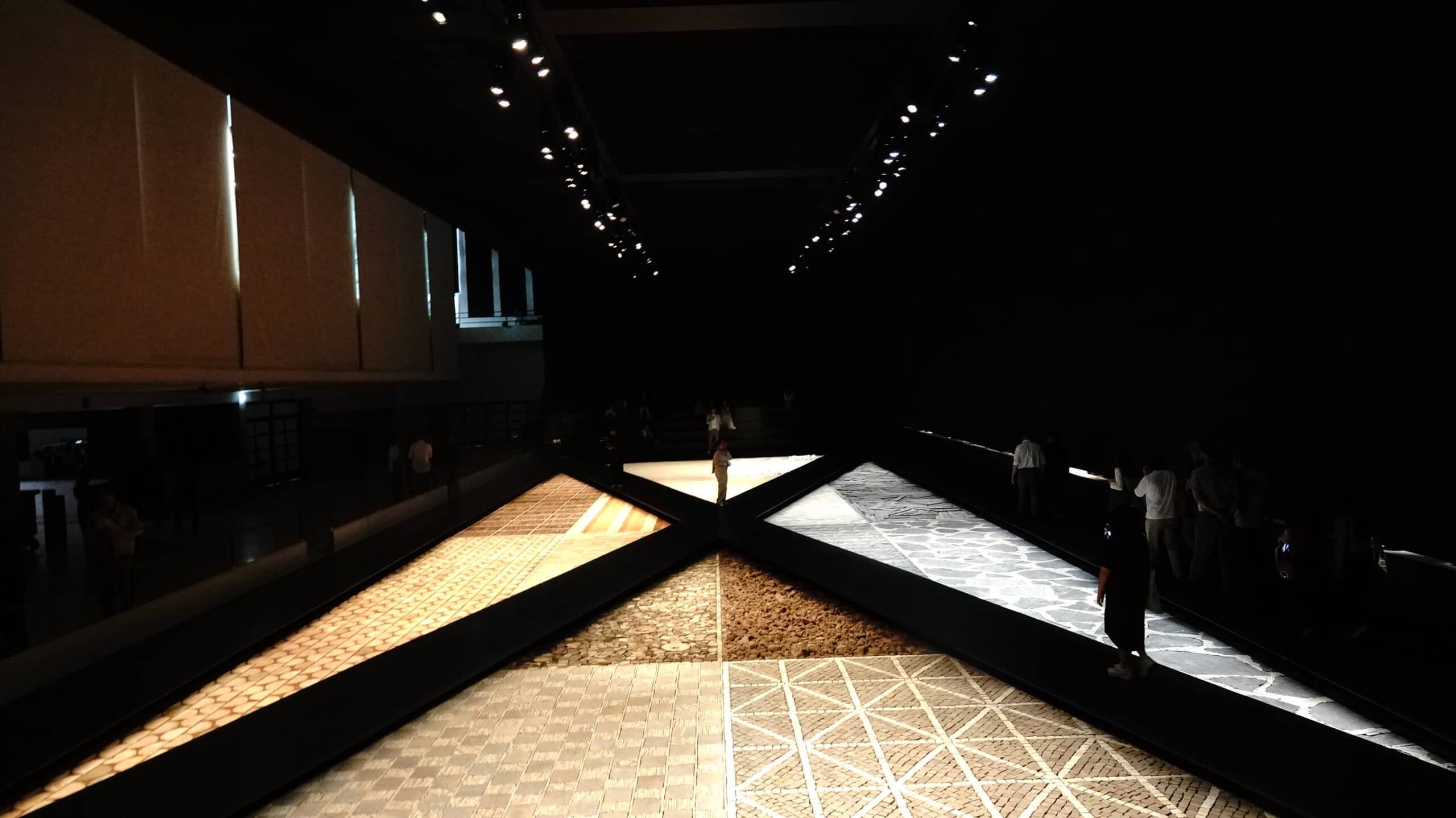 愛馬仕在米蘭設計周期間展出新作，展區的大「X」區塊間鋪上陶土、紅磚與石板象徵與土地、材質和專業技術的對話。 （古明弘攝)